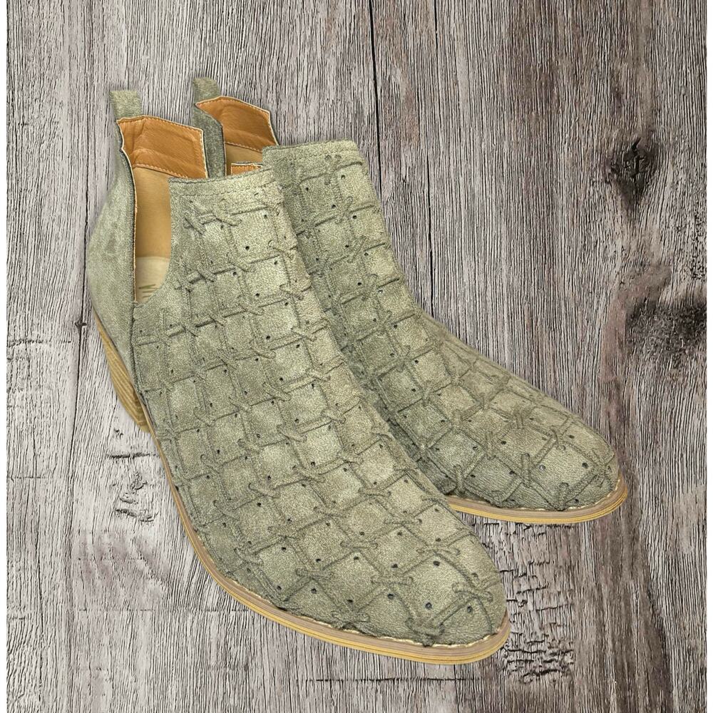 Mi im gray bootie. Size‎ 11. Heel size 2.5. Beautiful pattern